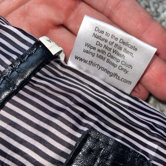 Thirty -One Onyx Medallion Black Crossover Bag - Picture 8 of 11